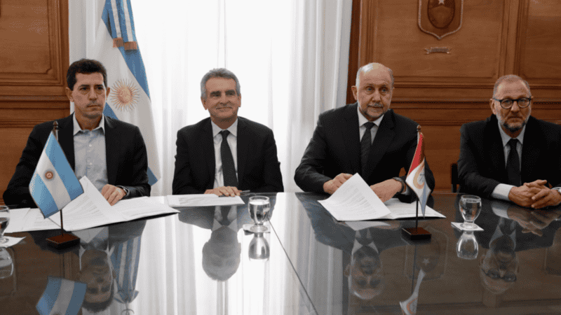 Perotti con los ministros Rossi y De Pedro en la firma del convenio de Sistema de Identificación Segura.