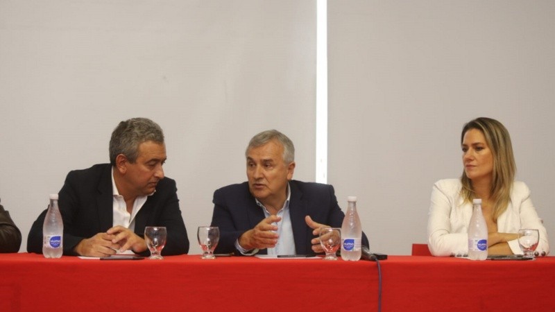 Morales con el intendente rosarino Pablo Javkin y la senadora Carolina Losada.
