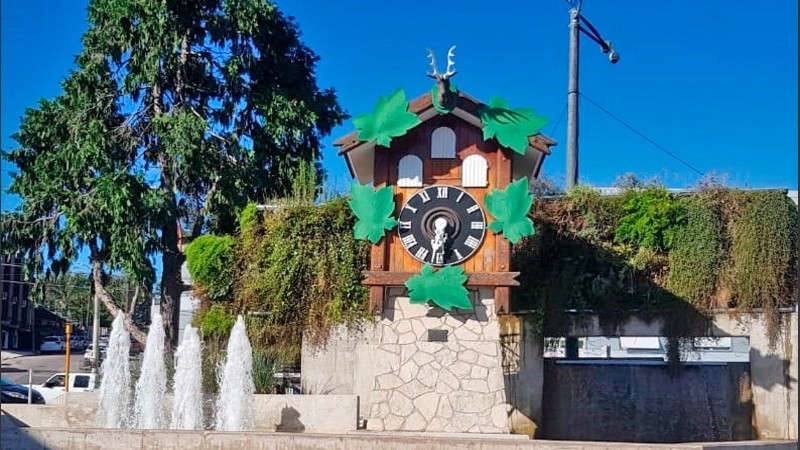 El Reloj Cu Cú es uno de los emblemas turísticos de la ciudad de Carlos Paz. 