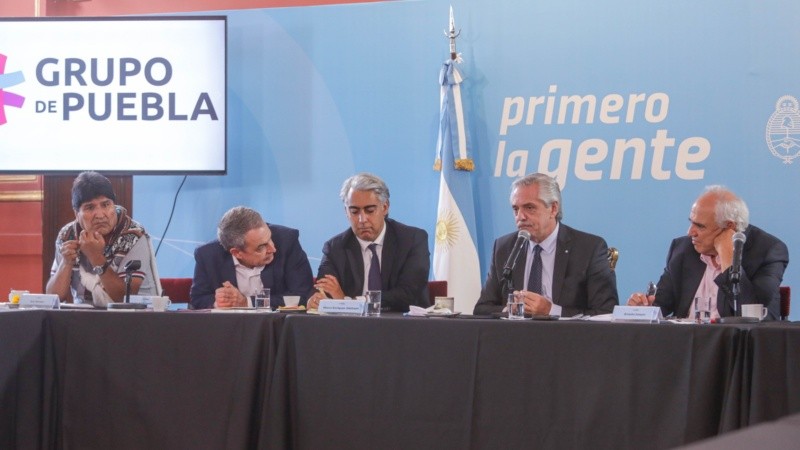 Desde el Grupo Puebla, Alberto propuso fortalecer el Unasur.