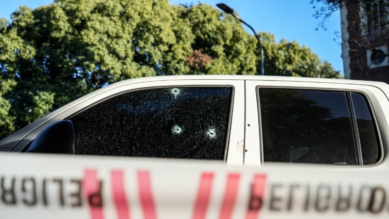 La camioneta baleada quedó estacionada frente al hospital Alberdi.