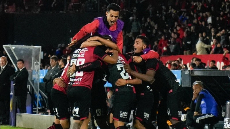 Una imagen de la victoria rojinegra en el Coloso ante Santos.