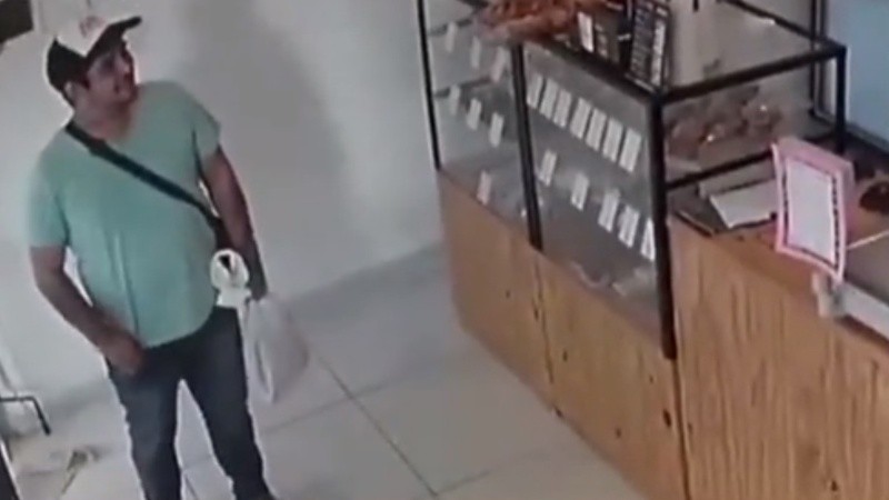 La imagen del delincuente que amenazó al vendedor de la panadería de San Juan al 2700 quedó registrada en las cámaras de seguridad del negocio.