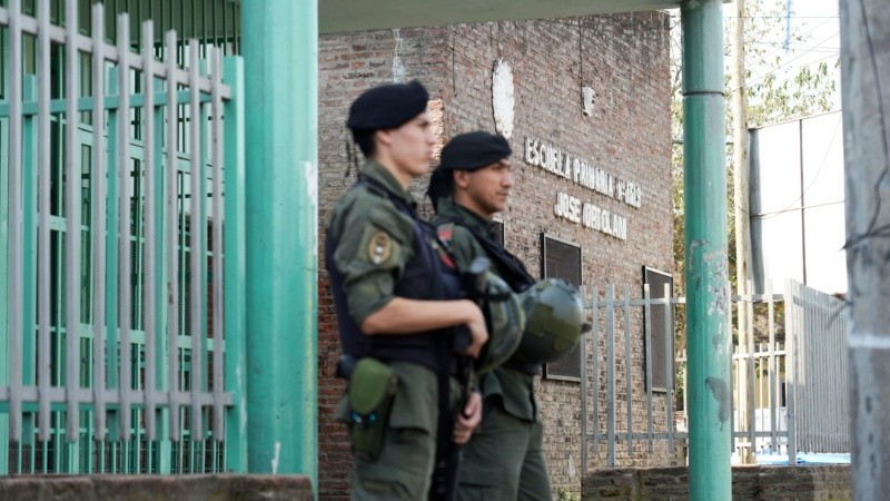 Gendarmería en la puerta de la Escuela Ortolani