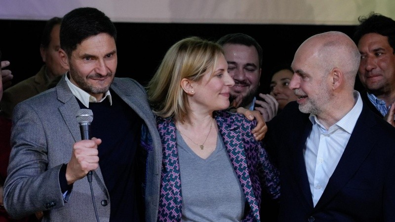 Maximiliano Pullaro con Gisela Scaglia y Horacio Rodríguez Larreta, este domingo en su búnker.