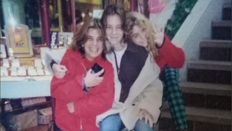 Las hermanas Caterina de chicas, en un shopping del centro rosarino: Carla (der.), Coti (centro) y Flor (izq.)