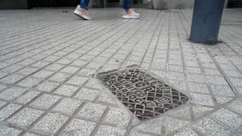 Una tapa de agua de origen escocés en pleno barrio Abasto.