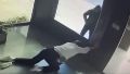 Video: forcejeó con dos delincuentes que intentaron entrar a su edificio con la excusa de que iban al dentista