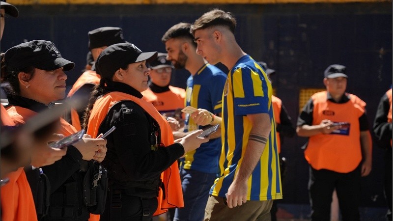 Abrieron las puertas del Estadio Gigante de Arroyito en el norte rosarino, y así se vivía la previa al clásico 