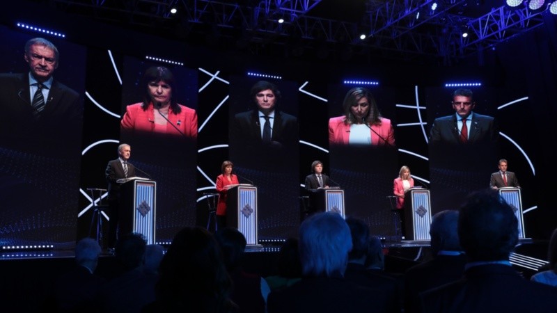 Los candidatos en el escenario de Santiago del Estero.