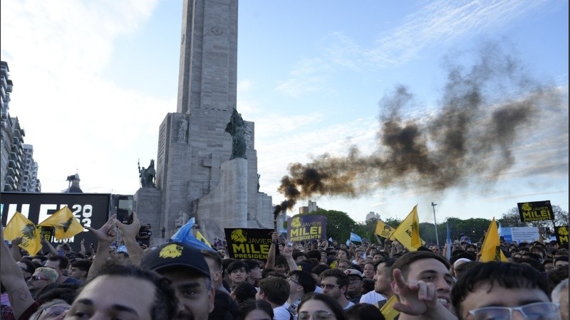Una muchedumbre copó el Monumento a la Bandera fanatizada con Milei.