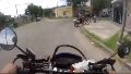 Persecución policial a moto sin patente terminó en una peluquería: el video y la polémica por el arresto