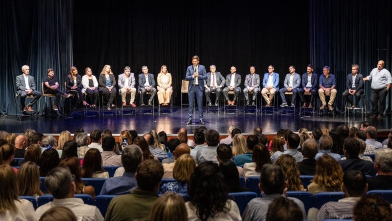 El gobernador electo con su futuro gabinete.