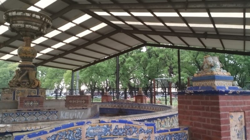 La Fuente de los Españoles ubicada en El Rosedal fue vandalizada.