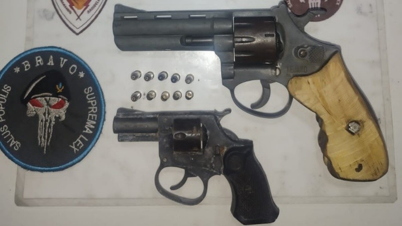 Las dos armas secuestradas a un vecino de Perú al 2000.