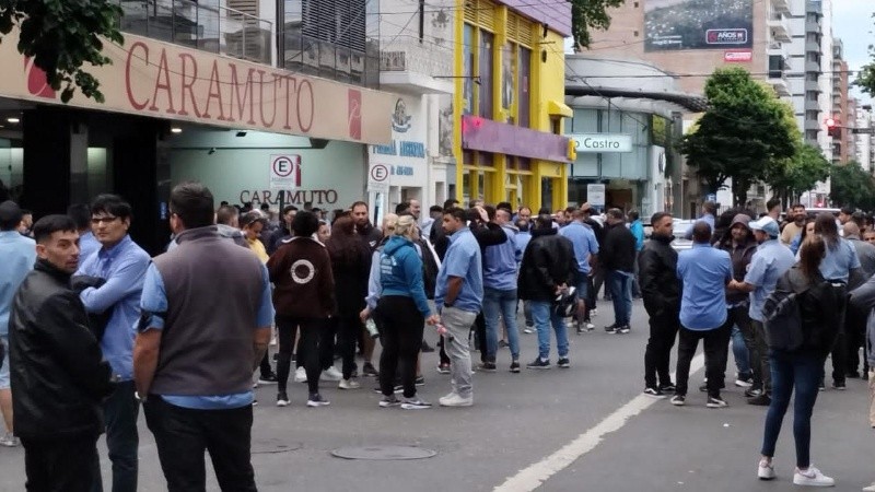 Amigos, compañeros y familiares de César Roldán lo despiden en una sala velatorio de Cordóba al 2900.