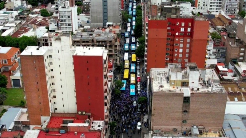 Imagen aérea de los 40 colectivos que llegaron a la casa velatoria para despedir a César Roldán.
