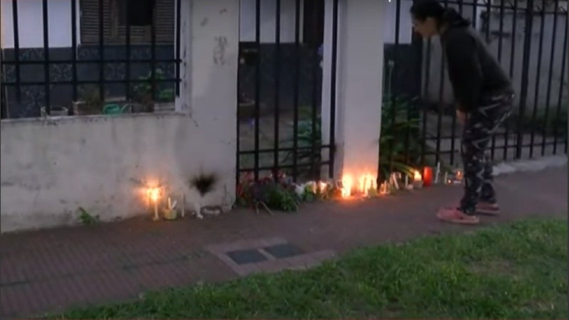 Los vecinos prendieron velas con flores y oraciones en la vivienda del chofer este lunes.