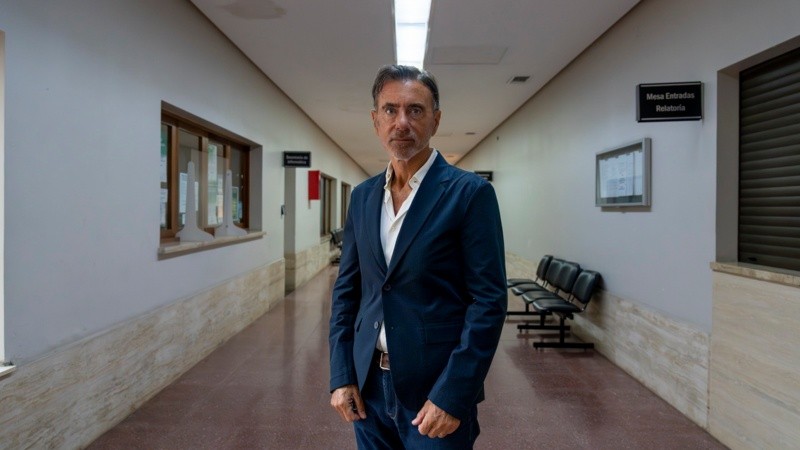 El ministro de la Corte Daniel Erbetta en los pasillos vacíos del tercer piso de Tribunales.