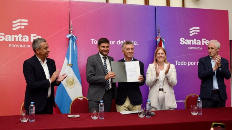 El ex presidente junto al gobernador, su vice y el intendente de Rosario, Pablo Javkin.