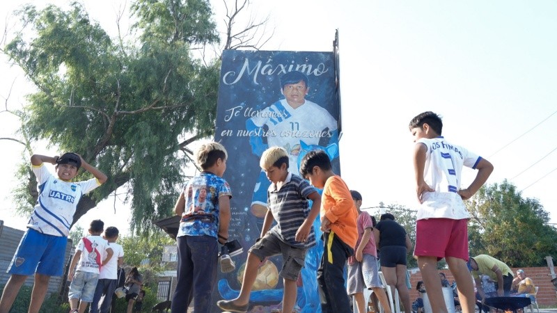 El mural que recuerda a Máximo Jerez, asesinado hace un año, frente a la canchita de Los Pumas.