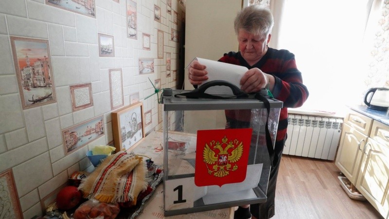 Una mujer rusa vota en su casa de Moscú este sábado.