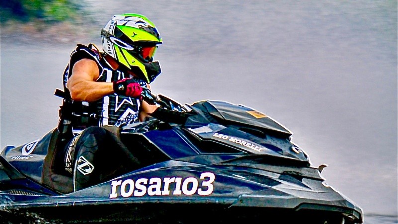 Leo Morelli con su moto, ploteada con el logo de Rosario3