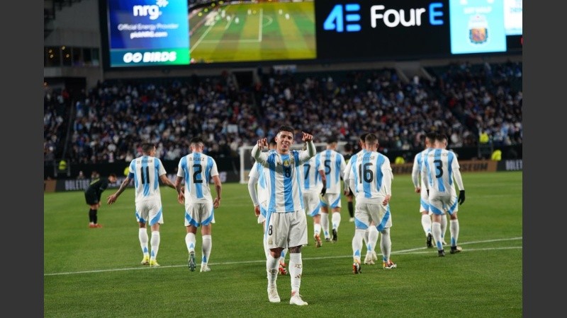 Los futbolistas argentinos festejan uno de los goles del equipo