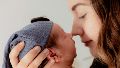 Los recién nacidos suelen mostrar bienestar cuando son cargados, abrazados y acariciados por sus padres.
