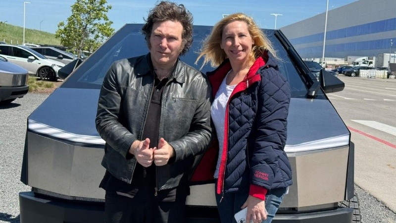 Javier y Karina Milei en su visita a la fábrica de Tesla en Austin, Texas.