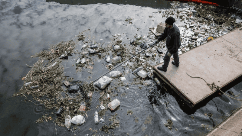 Por arriba y por debajo del agua, la basura es una constante en el Ludueña.