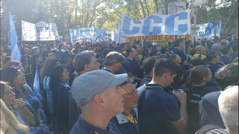 La plaza 25 de mayo se llenó de carteles de los diversos sindicatos en la protesta contra las políticas del presidente Milei.