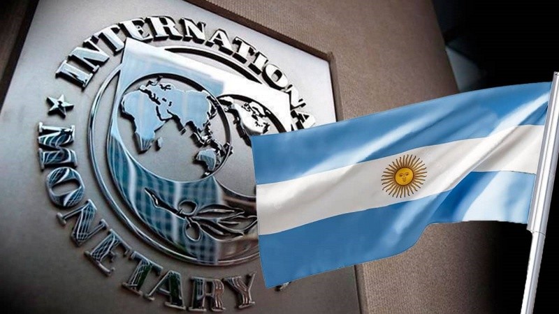 El FMI aseguró que la economía argentina tendrá una retracción de 2,8% este año.