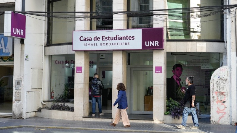 La primera Residencia Universitaria en Rosario de la UNR está ubicada en Santa Fe 1470, en pleno centro de la ciudad, y fue inaugurada en marzo del 2022 para albergar a 150 estudiantes..