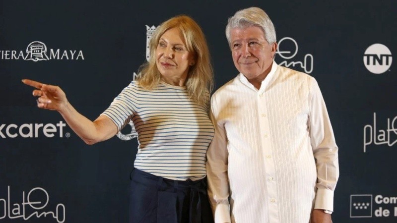 Cecilia Roth posa junto al empresario Enrique Cerezo, durante la alfombra roja previo a la entrega de los Premios Platino.