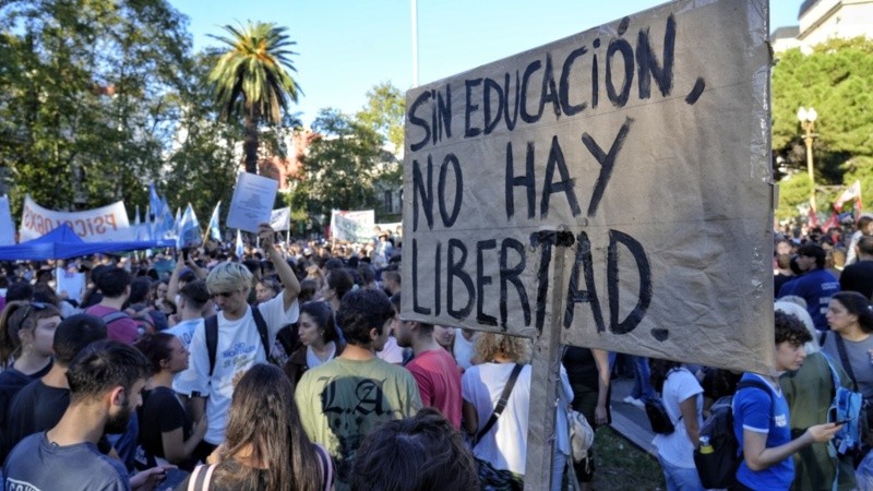 Multitudinaria manifestación en Rosario por la educación pública.