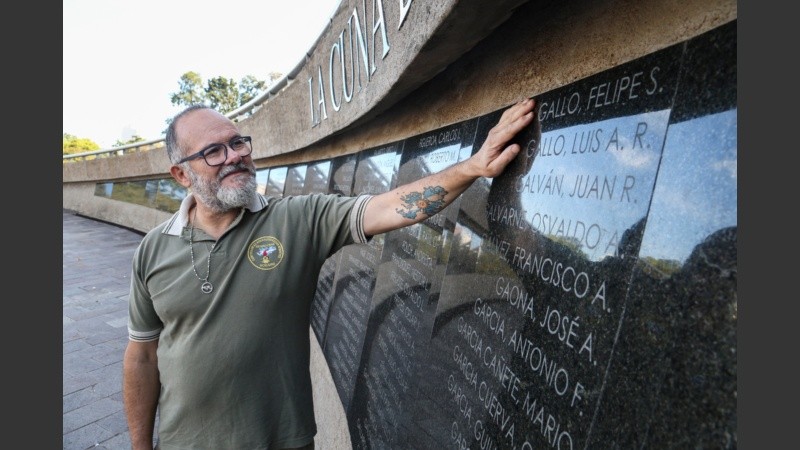 Año 2022: Fernando Vitale señala el nombre de Felipe Gallo en el cenotafio frente al Monumento, antes de lograr el traslado de los restos.