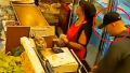 Un ladrón entró a robar en una panadería y terminó atendiendo a varios clientes mientras vaciaba la caja registradora