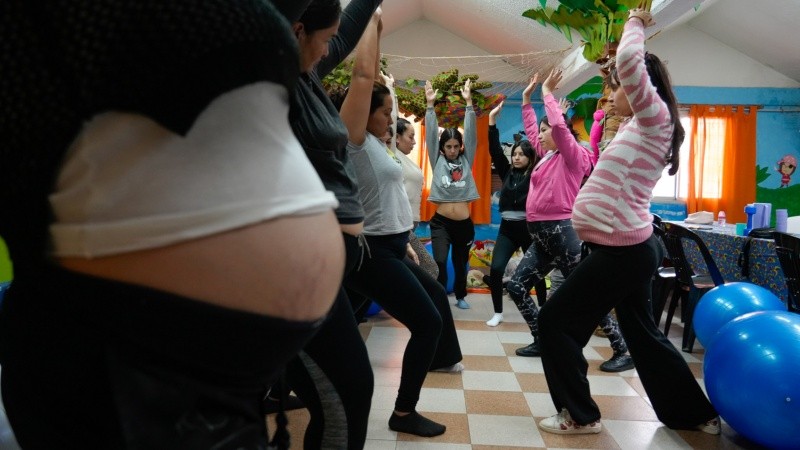 Embarazadas durante el taller en barrio Emaús.