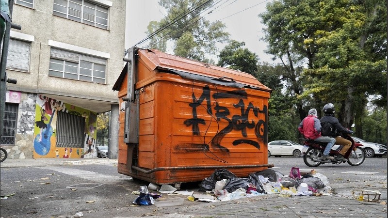 Un container de residuos de separación en Viamonte y Moreno, casi rebalsado y con basura alrededor.