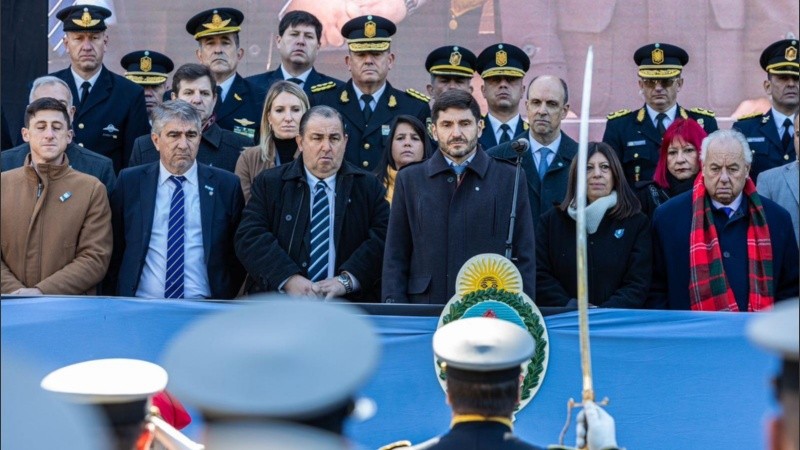 Pullaro junto a funcionarios y referentes de otros espacios políticos en el palco principal.