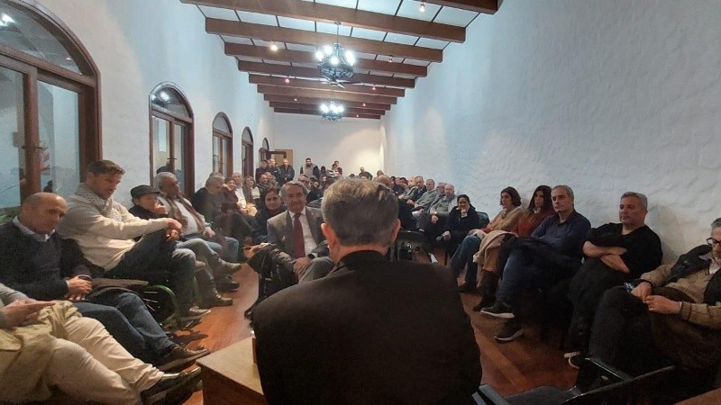 Monseñor Martín encabezó la reunión con dirigentes de todos los scetores. El salón quedó chico.