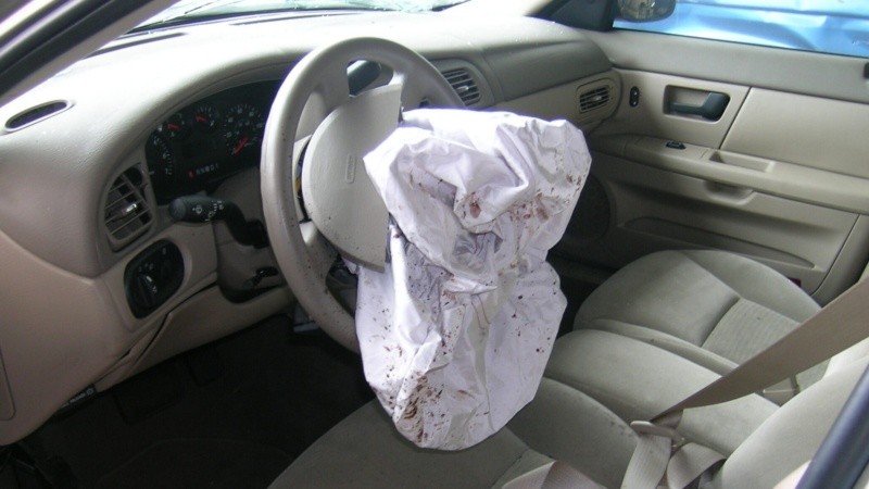 La salida del airbag a través del volante resultaba el principal impedimento para producir otras alternativas.