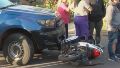 Un móvil policial perseguía a un ladrón que había robado una bicicleta y chocó contra una moto