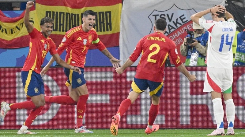 Los españoles celebran el gol en contra de Italia.