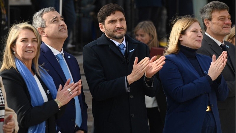 Pullaro y autoridades provinciales y municipales en el acto del Día de la Bandera.