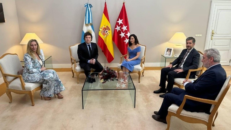 Milei se reunió con Díaz Ayuso, presidenta de la Comunidad de Madrid y opositora a Pedro Sánchez.