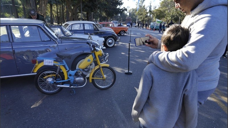 Exposición de vehículos antiguos y de colección en la celebración del Día de la Independencia en Rosario.