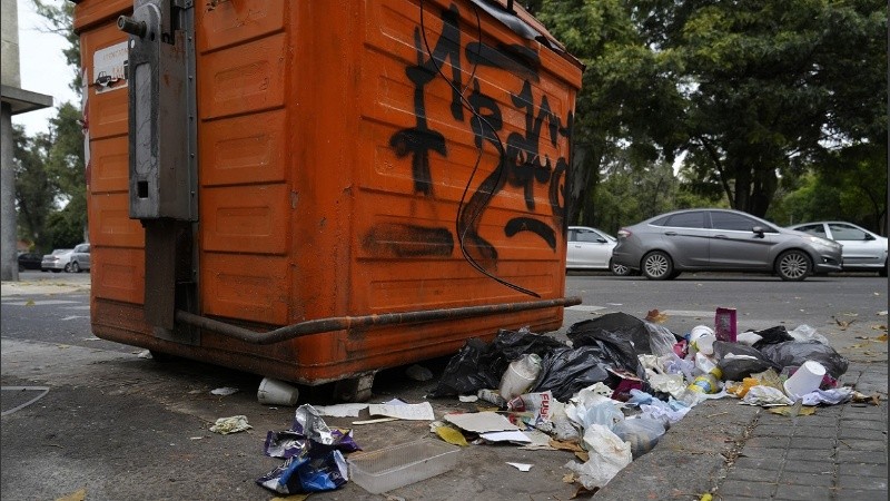 Un container de residuos de separación en Viamonte y Moreno, casi rebalsado y con basura alrededor.