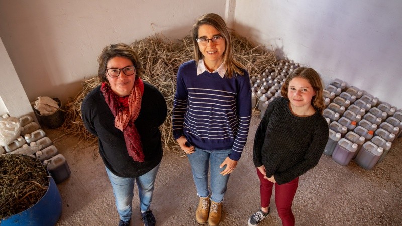 Paola Aquino y Magalí Villanueva integran la Biofábrica. Paloma, de 18, ayuda a cosechar insumos.